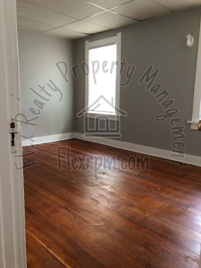 Foto del edificio - 1/2 off 1st month.....New on The Market....located minutes from the University.