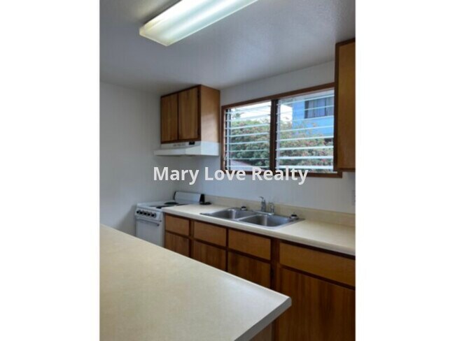 Building Photo - NEWLY RENOVATED STUDIO APARTMENT