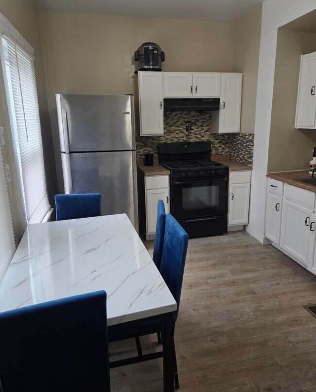 Foto del edificio - 11512 Ashbury Ave