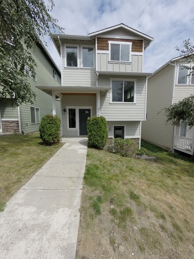 566 E Marine View Dr, Everett, WA 98201 Condo for Rent in Everett, WA