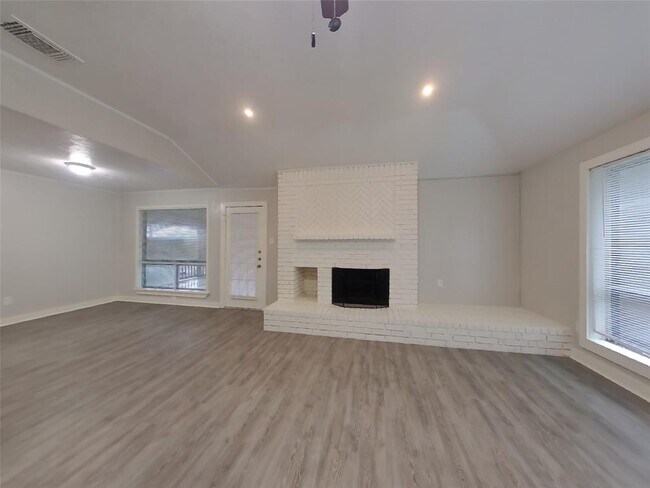 Foto del edificio - 120 WoodCrest Dr