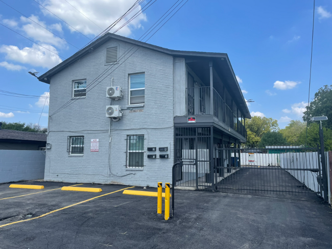 Foto del edificio - 5135 W Commerce St
