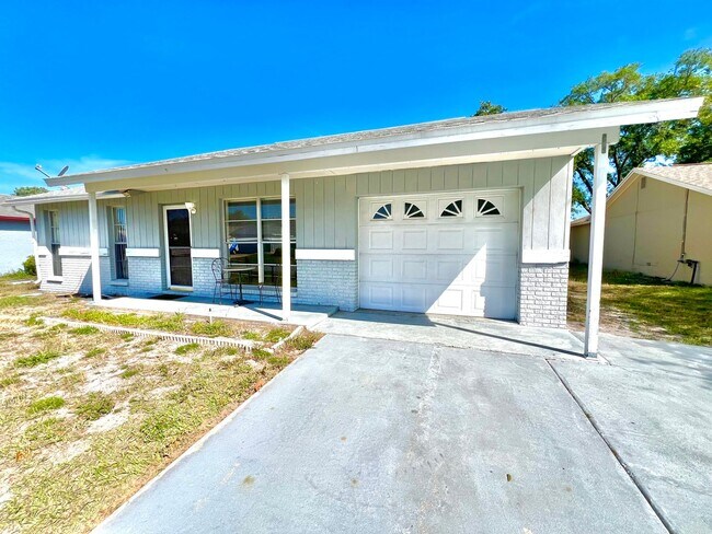 Building Photo - Adorable 2BD/1BTH Home with Screen Lanai