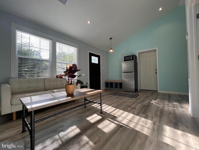Foto del edificio - 5350 Gainsborough Dr