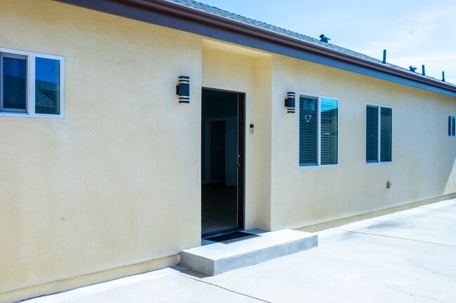 Building Photo - 4440 Stewart Ave