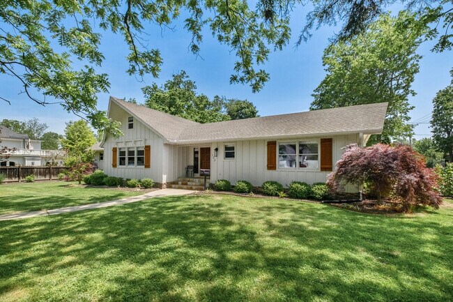 Building Photo - 103 SW E St