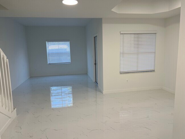 Building Photo - 4914 White Mangrove Way E