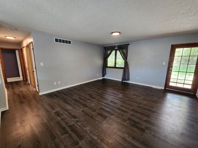 Foto del edificio - 2-Car Garage + Washer & Dryer + Recently Updated! Available September 3rd!