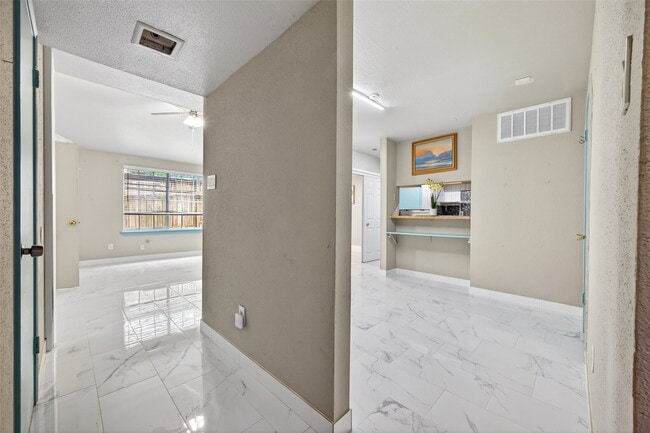 Foto del edificio - 12317 Crest Lake Dr