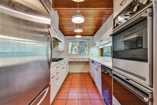 Building Photo - 807 Rock Creek Dr