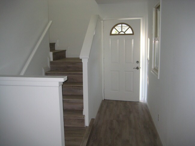 Entrada &amp; Escaleras a Upper Estudio. - 12449 Stanwood Pl