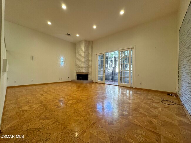 Foto del edificio - 5279 Newcastle Ave