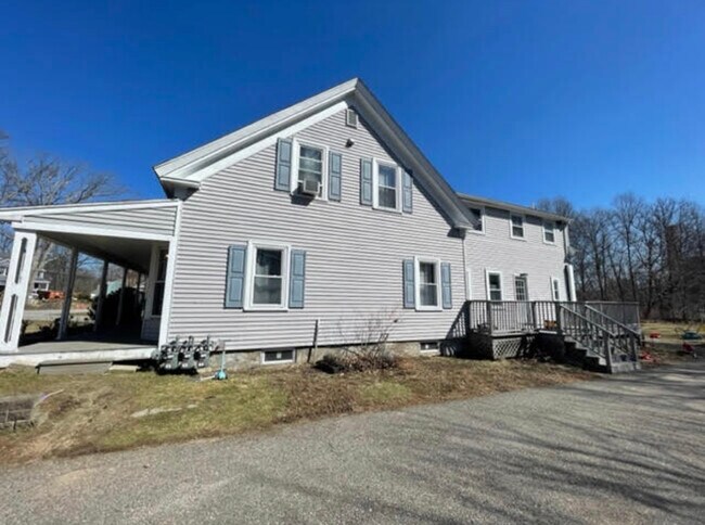 La terraza es parte de la unidad de la planta baja. - 647 N Main St