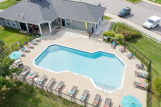 Resident Pool - Arbor Club Apartments - Ann Arbor, MI