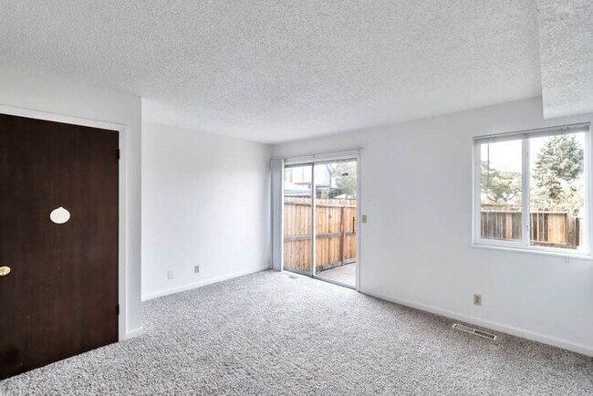 Foto del edificio - 12046 E 25th Ave