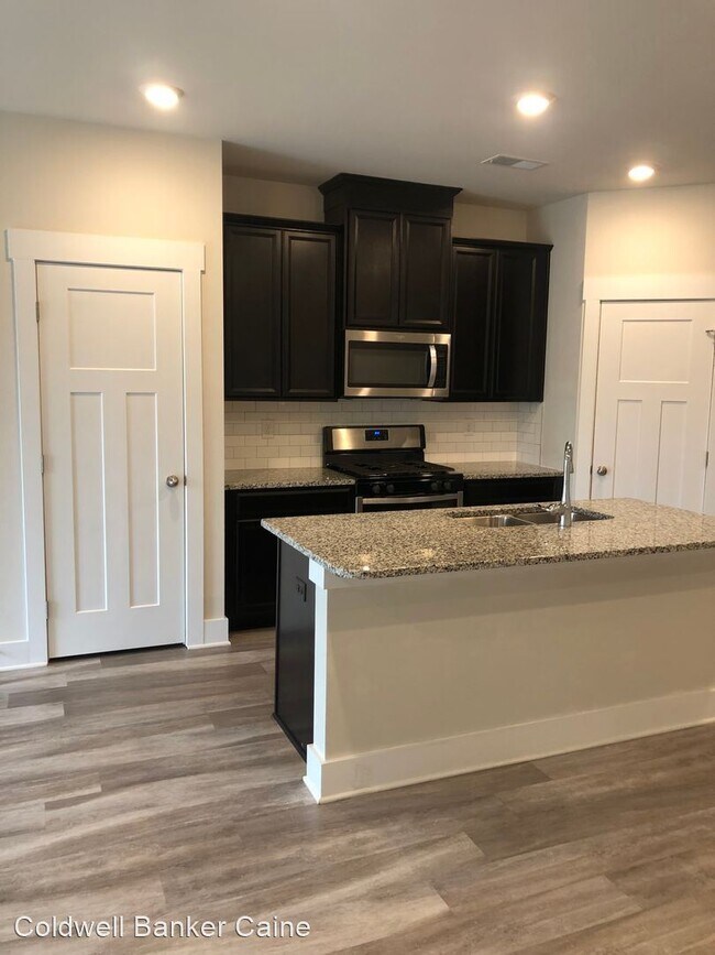 Building Photo - 3 br, 2.5 bath House - 104 Outback Drive