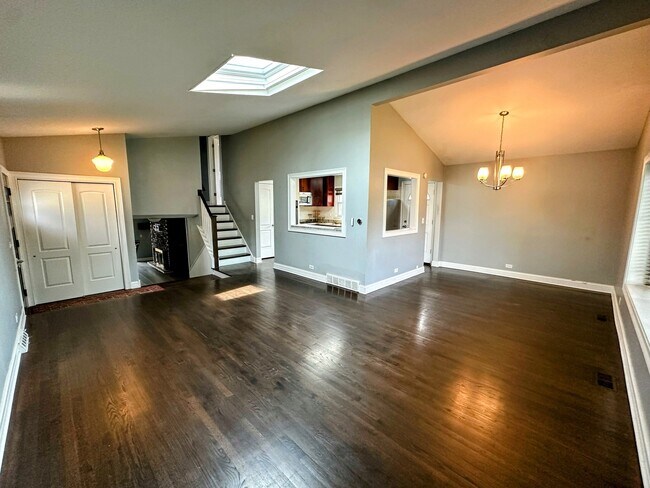 Building Photo - 5535 Oakton St