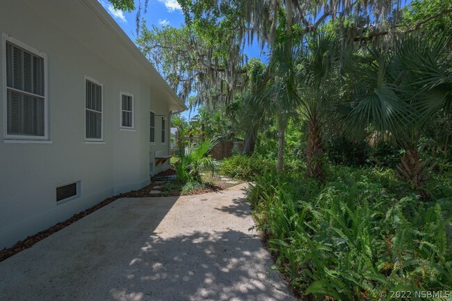 Building Photo - 1200 Live Oak St