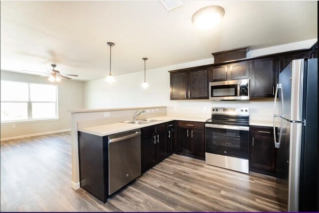 Building Photo - 14910 W River Dr