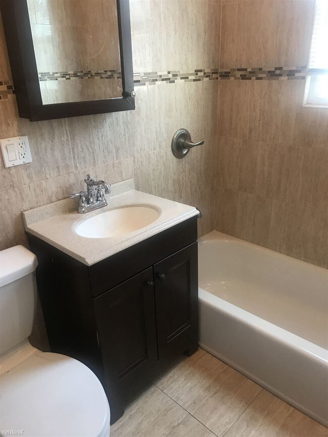 Building Photo - 3 br, 1 bath Apartment - 1297 E 93rd St