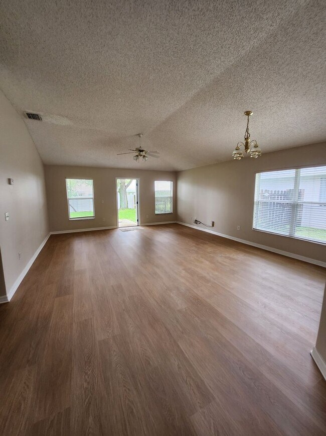 Foto del edificio - 4 BEDRROM HOME IN DESIRABLE AREA IN WEST MELBOURNE