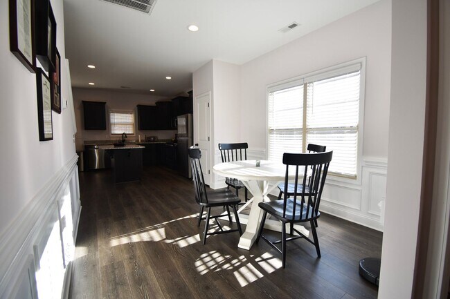 Foto del edificio - Coming Soon: 3 Bedroom 2.5 Bathroom- Pets ...
