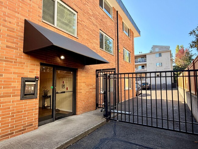 Building Photo - 845 NE 125th St