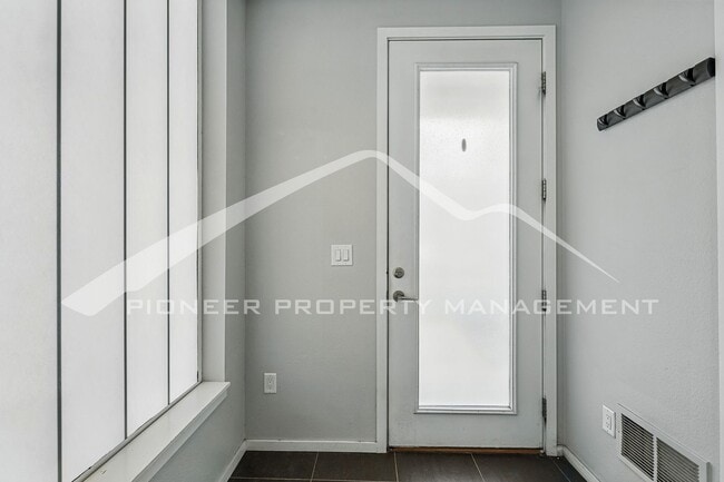 Photo - Spacious Home with Washer/Dryer and Mountain Views