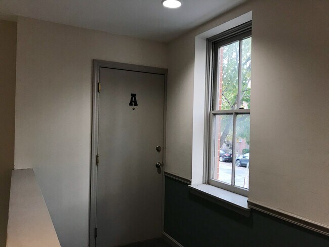 Foto del edificio - 32 W Montgomery St