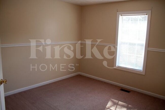 Building Photo - 3930 Pine Tree Ln