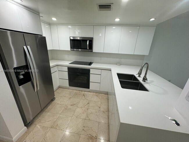 Building Photo - 2101 Brickell Ave