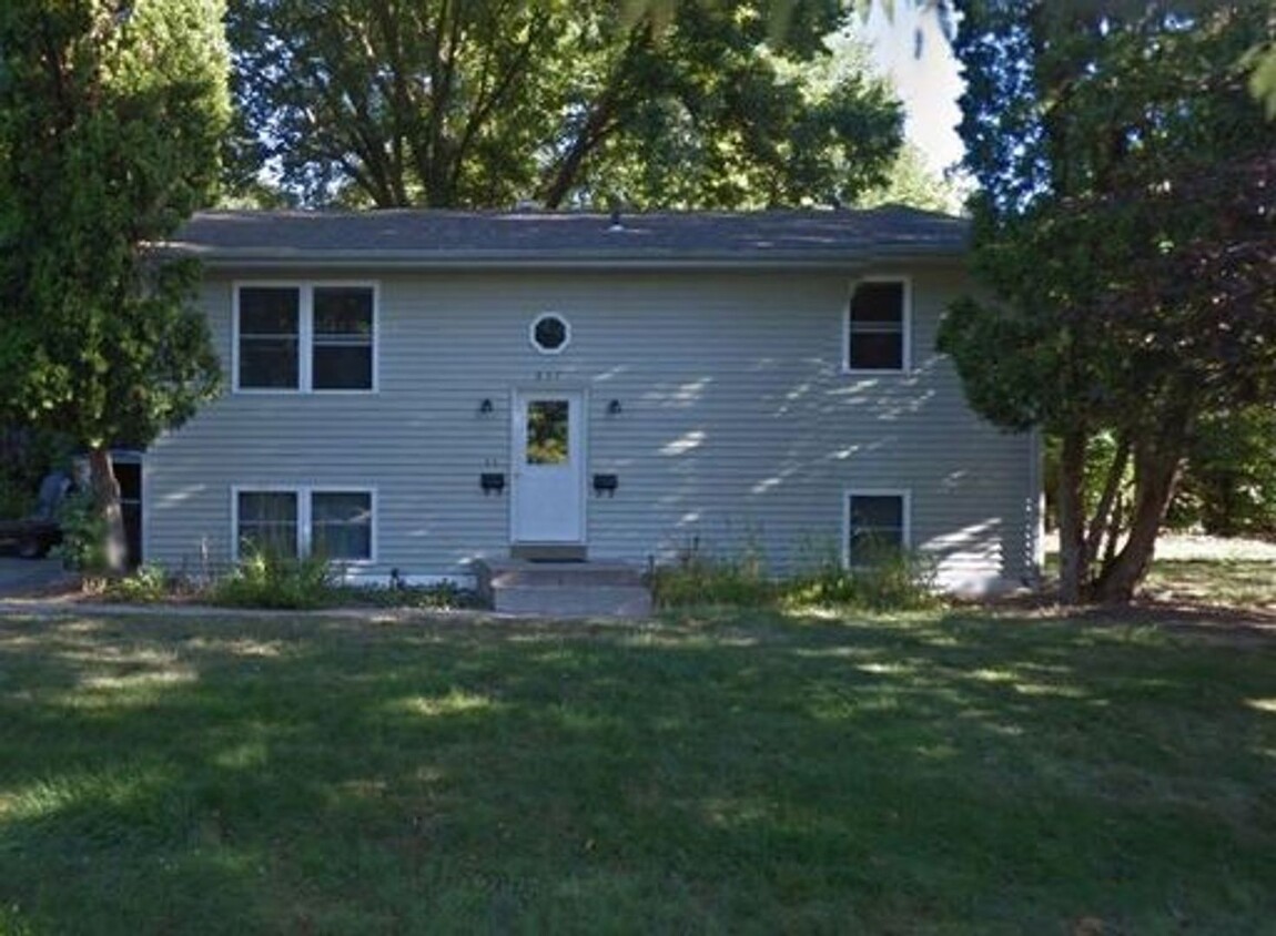 Primary Photo - 837 1/2 N Summit St - Top Unit