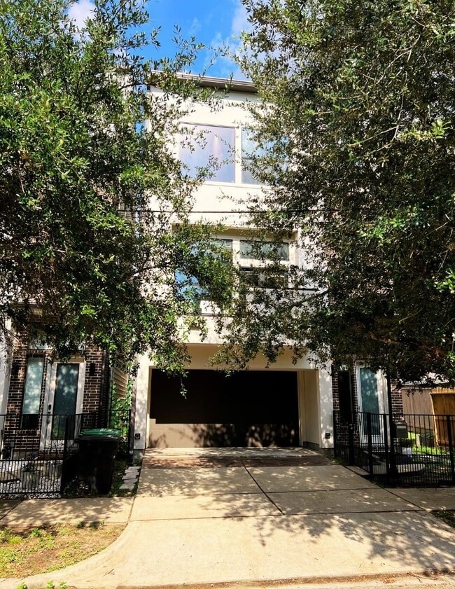 Building Photo - 820 Fowler St