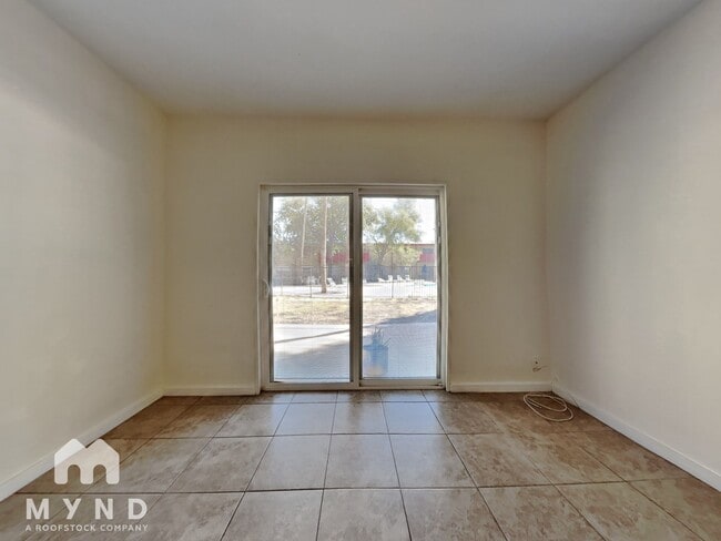 Foto del edificio - 355 E Thomas Rd