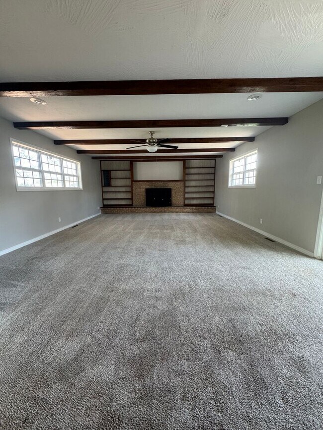Building Photo - Beautiful 3 bedroom 2.5 bath 2 living room...