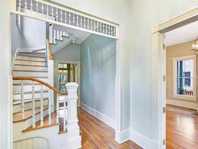 Building Photo - 212 W 40th St