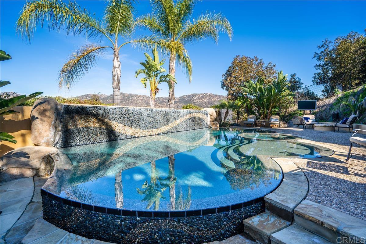 Vanishing edge pool and spa - 1650 Cloverdale Rd