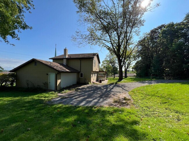 Building Photo - 4 BR 2 1/2 BA Single Family Home Birdsboro