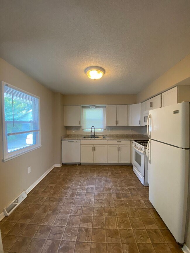 Building Photo - Three Bed, One Bath!