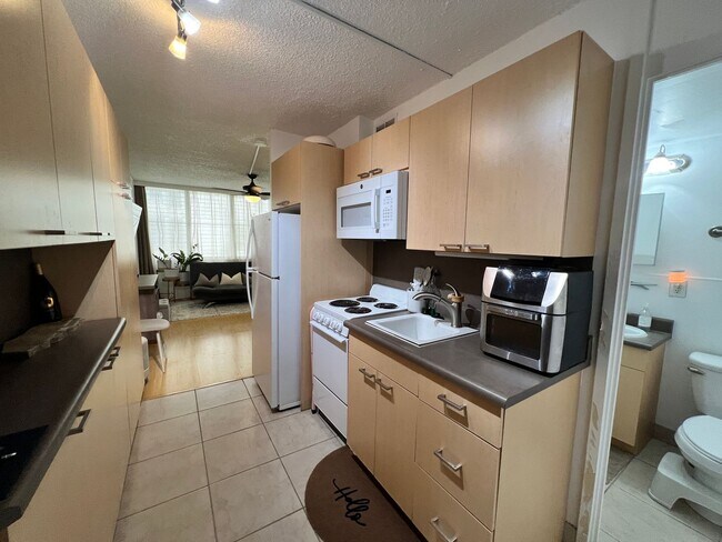Building Photo - Ainahau Gardens fully furnished studio ava...