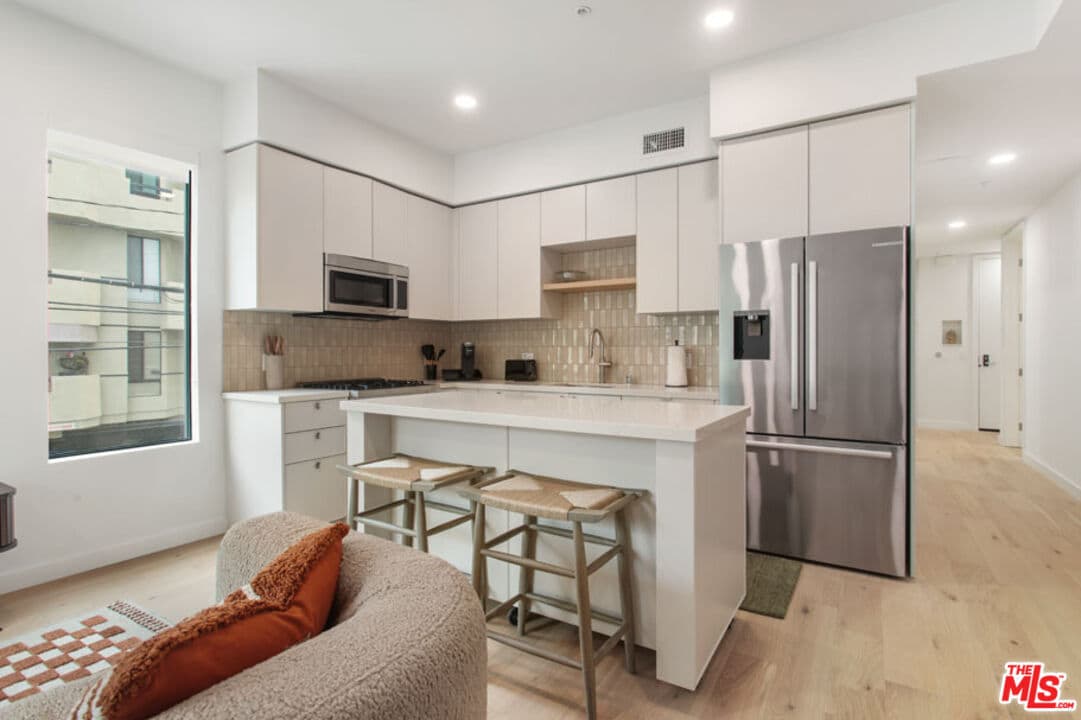Foto principal - 10310 Santa Monica Blvd