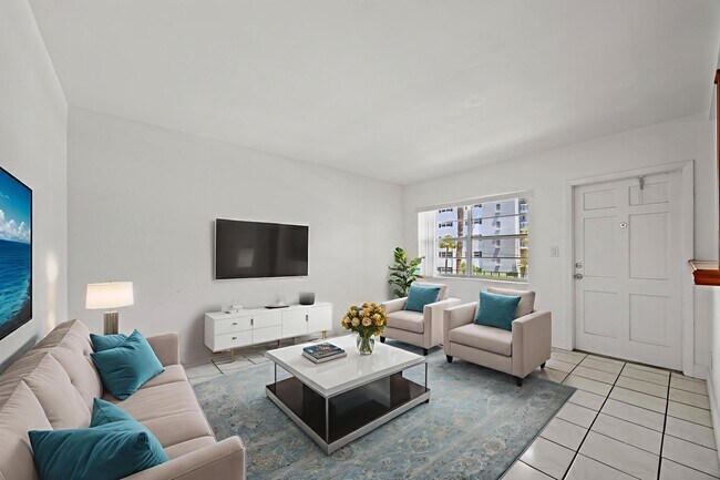Building Photo - 5050 Bayview Dr