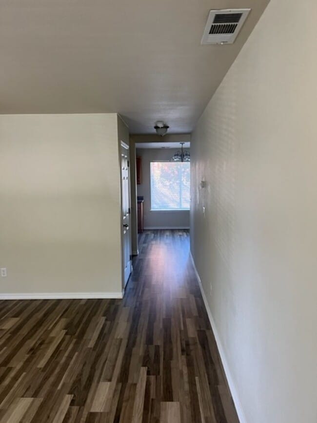 Foto del edificio - COMING SOON -  3 BEDROOM TOWNHOME W/ GARAGE