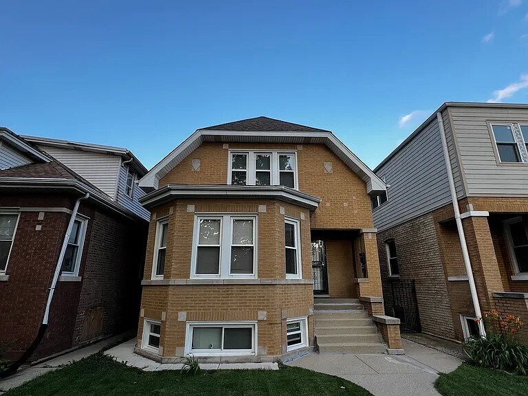 Primary Photo - 3049 N Kenneth Ave