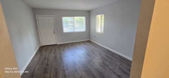Building Photo - 1505 18th Ave Dr W