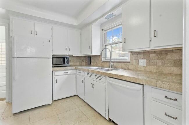 Building Photo - 3836 Woodmont Rd