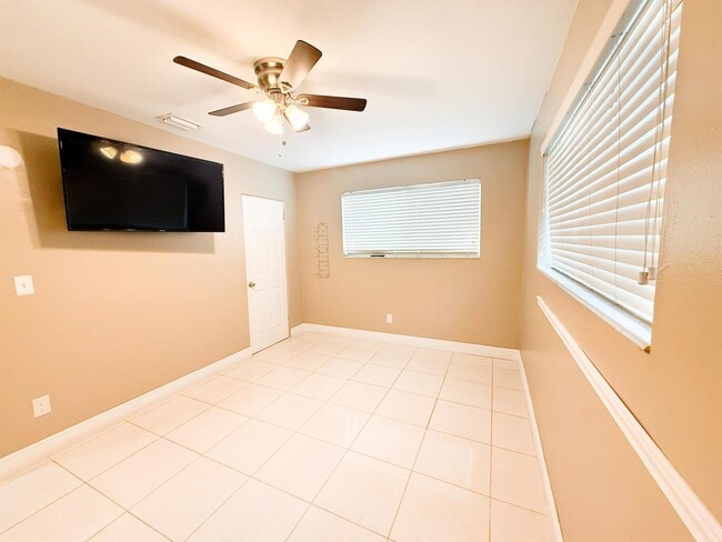 Foto del edificio - 19731 NW 4th Ave