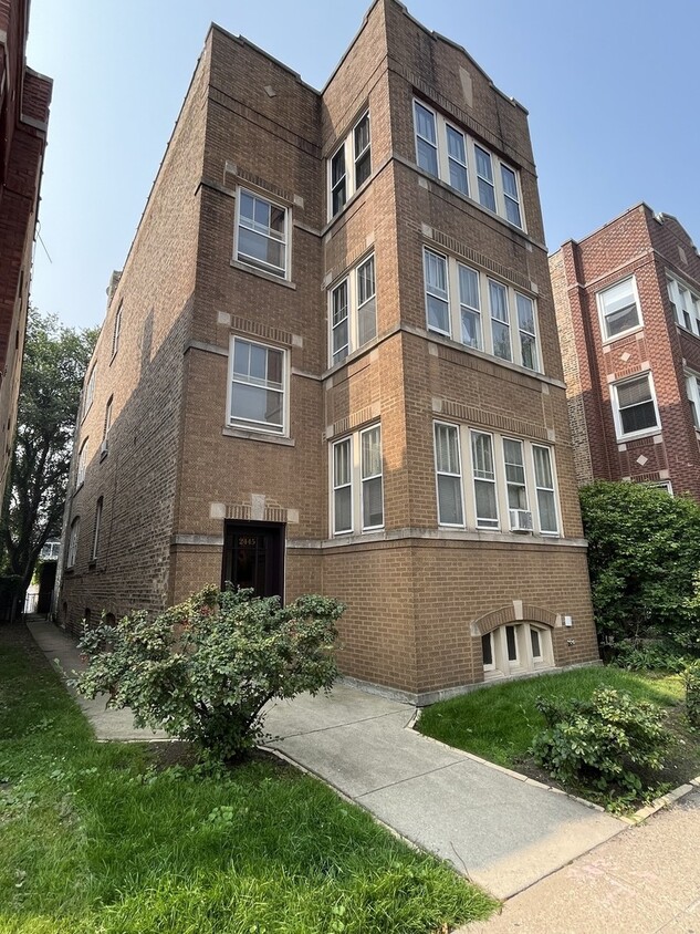 Primary Photo - 2445 W Foster Ave