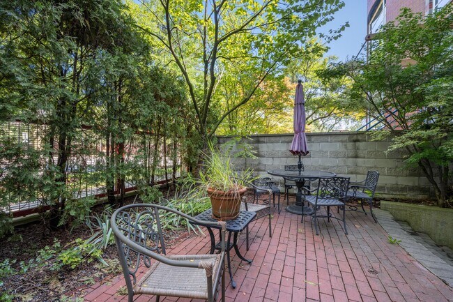 Patio - 1401 W Berteau Ave