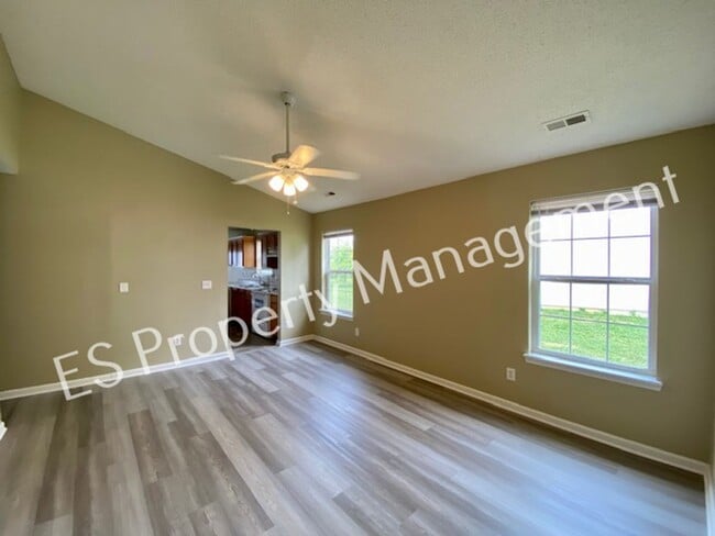 Building Photo - Wonderful 3 Bedroom 2 Bathroom with Dedica...
